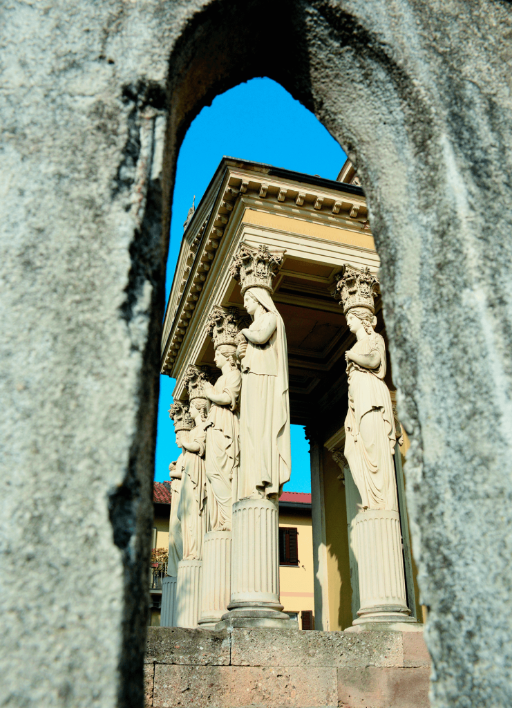 La rotonda di tregasio la rotonda particolare delle cariatidi all'ingresso della rotonda