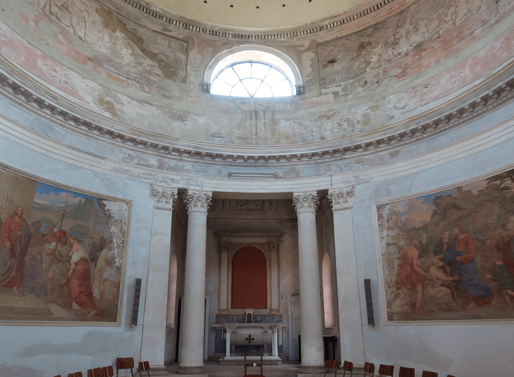 La Rotonda di Tregasio 2 La rotonda di tregasio la rotonda altare1